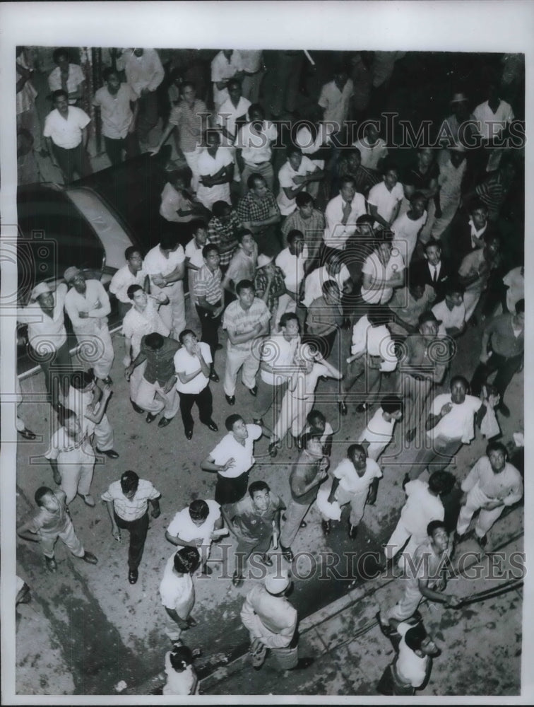 1962 Press Photo Santo Domingo, D.R. youths protest at Rafael Bueno arrest - Historic Images