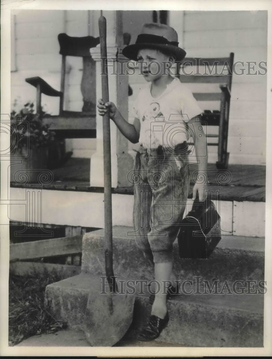 1948 Richard Lee Malone In Costume He Pretended To Leave His Home - Historic Images
