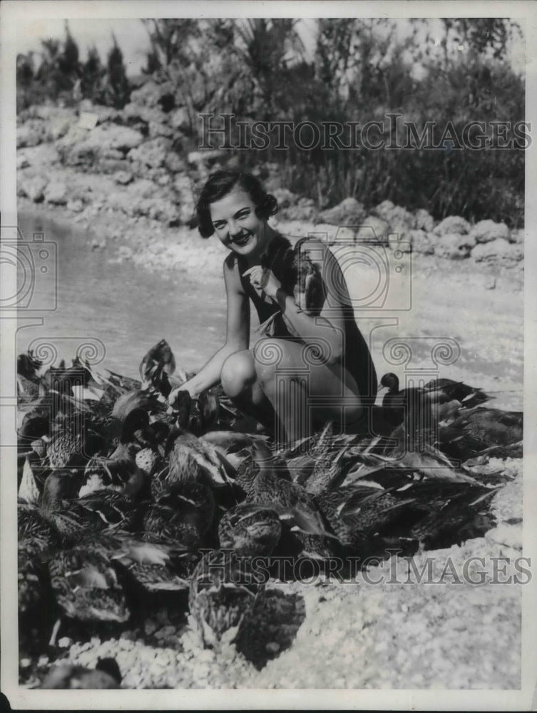 1935 Press Photo Frances Jones feeds wild ducks at Lost Lake in Miami, Fla. - Historic Images