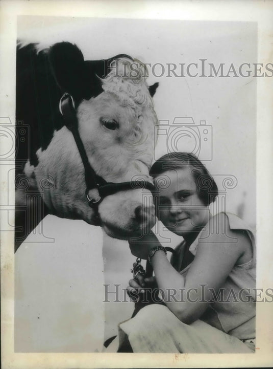 1932 Press Photo Jean Miller Shows Baby Calf At Junior Livestock Baby Beef Show-Historic Images
