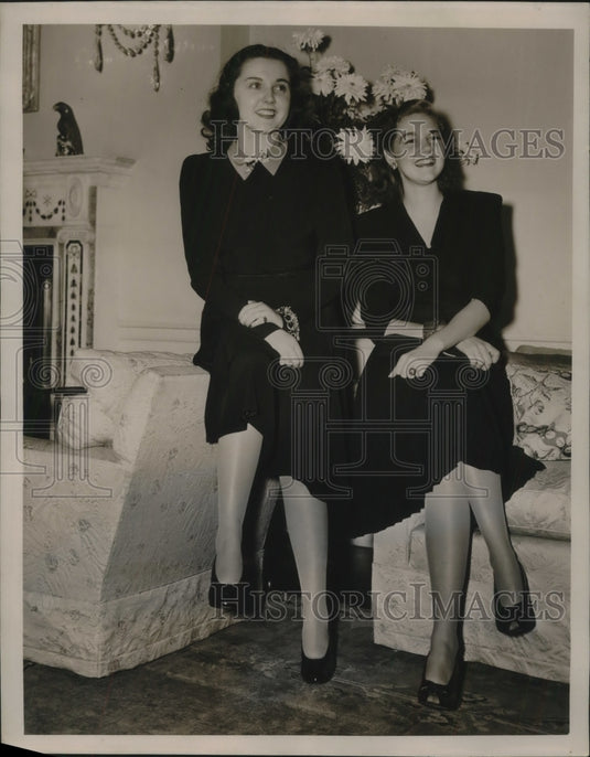 1940 Press Photo Georgia Betty Hatch & Gloria Kemp plan Champagne Ball benefit - Historic Images