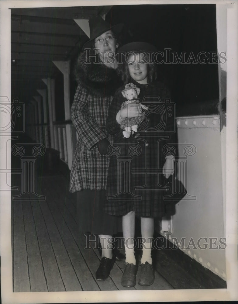 1939 Press Photo Refugees Anne Higgins and Daughter Theresa of Brooklyn, NY - Historic Images