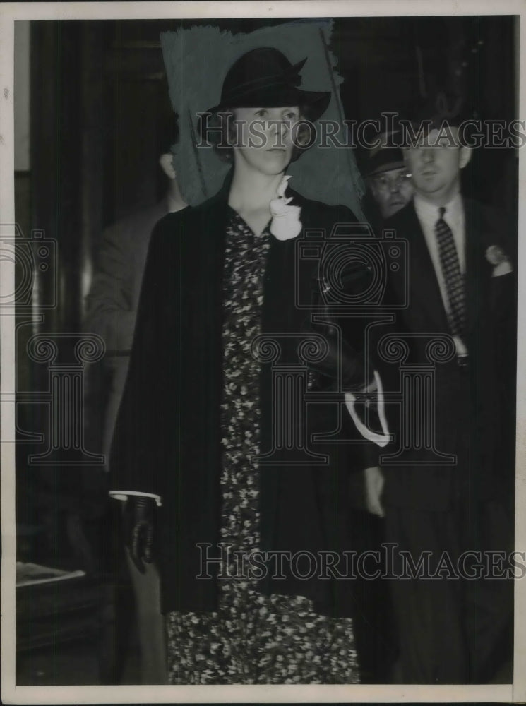 1938 Press Photo Helen Volante Leaves Court After Answering Embezzlement Charges - Historic Images