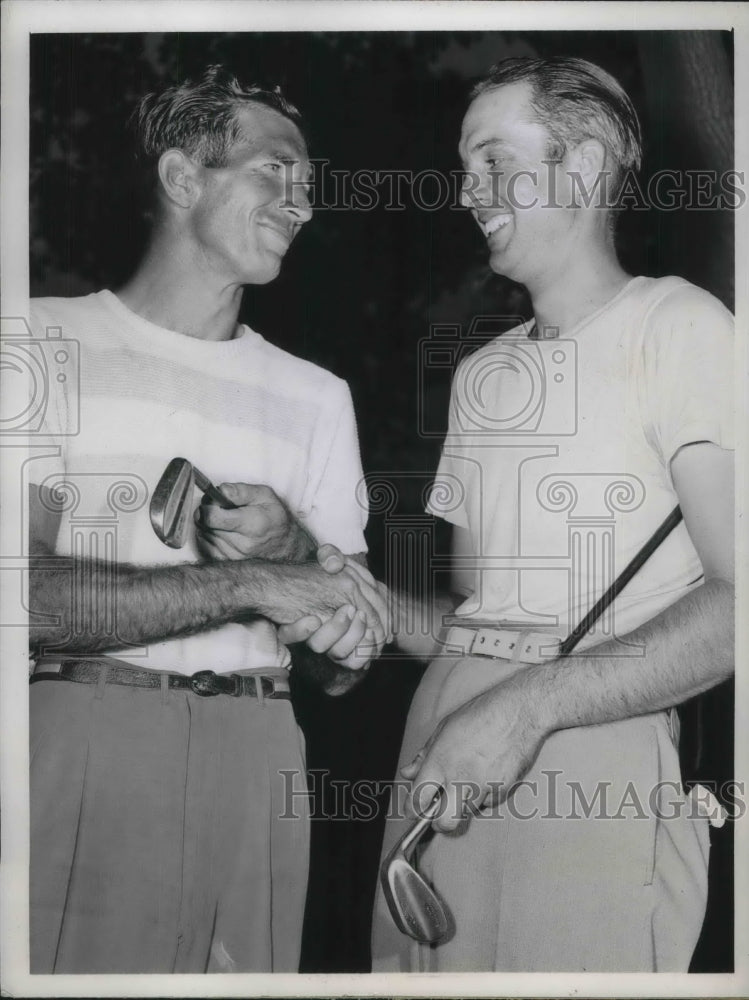 1943 Press Photo Golfers Dale Mobey &amp; Bob Cochrane All American Amateur Tourname - Historic Images