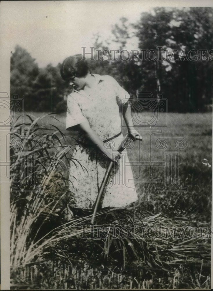 1926 Helen Bernaby wins hand mowing contest at U of New Hampshire - Historic Images