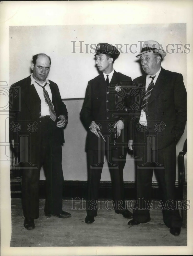 1937 off duty officer George Maurer stops holdup at bar - Historic Images