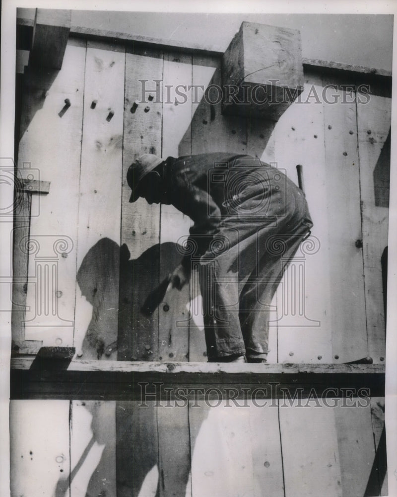 1953 Press Photo Plymouth, Mass worker repairs Pilgrim&#39;s 1st fort meeting house - Historic Images