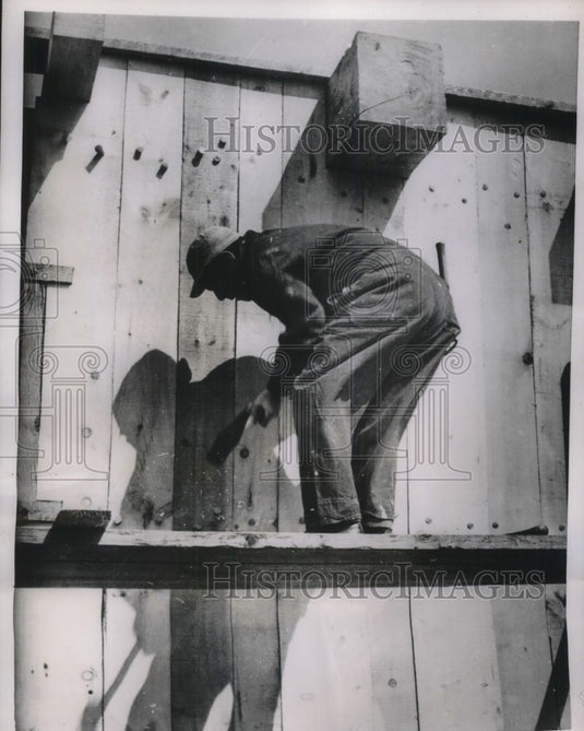 1953 Press Photo Plymouth, Mass worker repairs Pilgrim's 1st fort meeting house - Historic Images