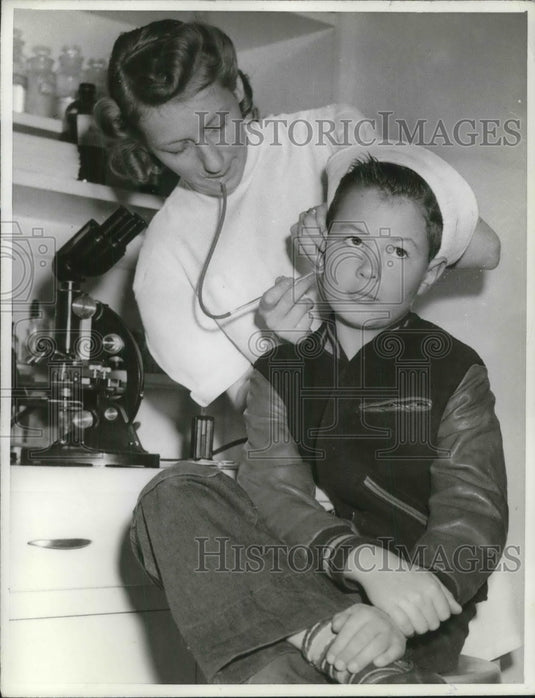 1942 Press Photo Troy Houghton Gets Blood Test from Mrs. David Tonsley - Historic Images