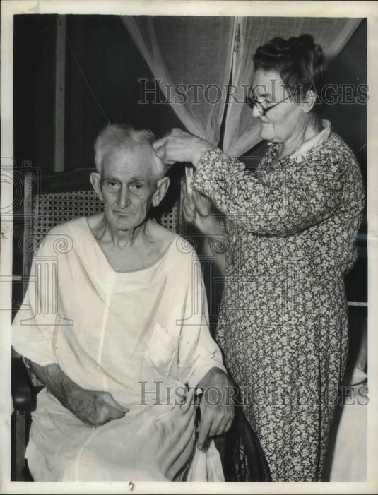 1939 Press Photo Mrs. Harvey McKinnell Husband's Hair As Police Look for Killer - Historic Images