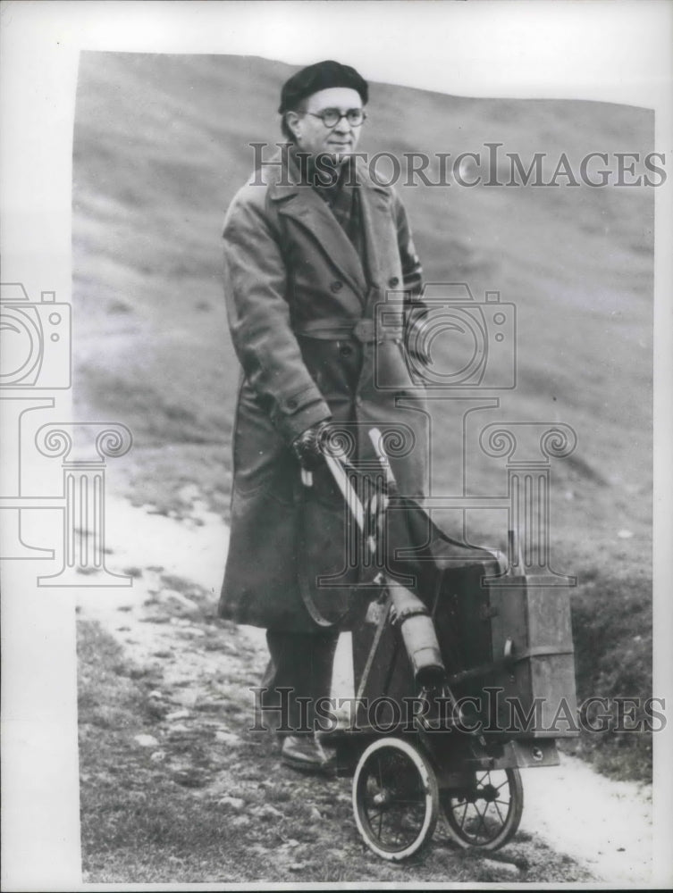 1945 Press Photo Pierre Sansalvador Tours Cotswold in Search of Subject to Paint - Historic Images