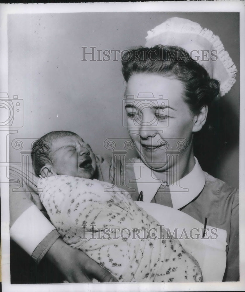 1957 Press Photo Britain&#39;s New Year Baby 7 Pound 14 Ounces in London - nec02113-Historic Images