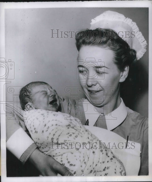 1957 Press Photo Britain's New Year Baby 7 Pound 14 Ounces in London - nec02113-Historic Images