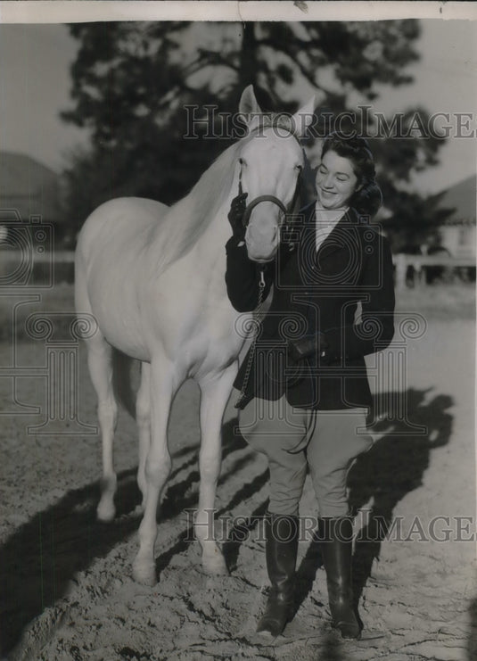 1939 Press Photo Mary Webber with the Pure White Filly "Snow White" - Historic Images