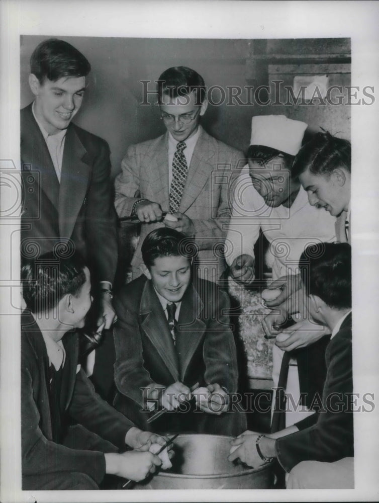 1949 Press Photo Scene from the Children&#39;s Village boys, peeling potatos - Historic Images