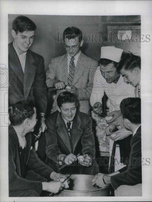 1949 Press Photo Scene from the Children's Village boys, peeling potatos - Historic Images