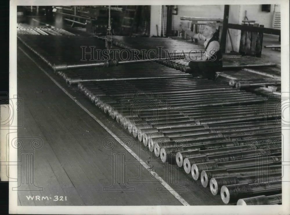 1940 Press Photo Barrels of Rapid Fire Weapons Lined Up Canadian Plant-Historic Images
