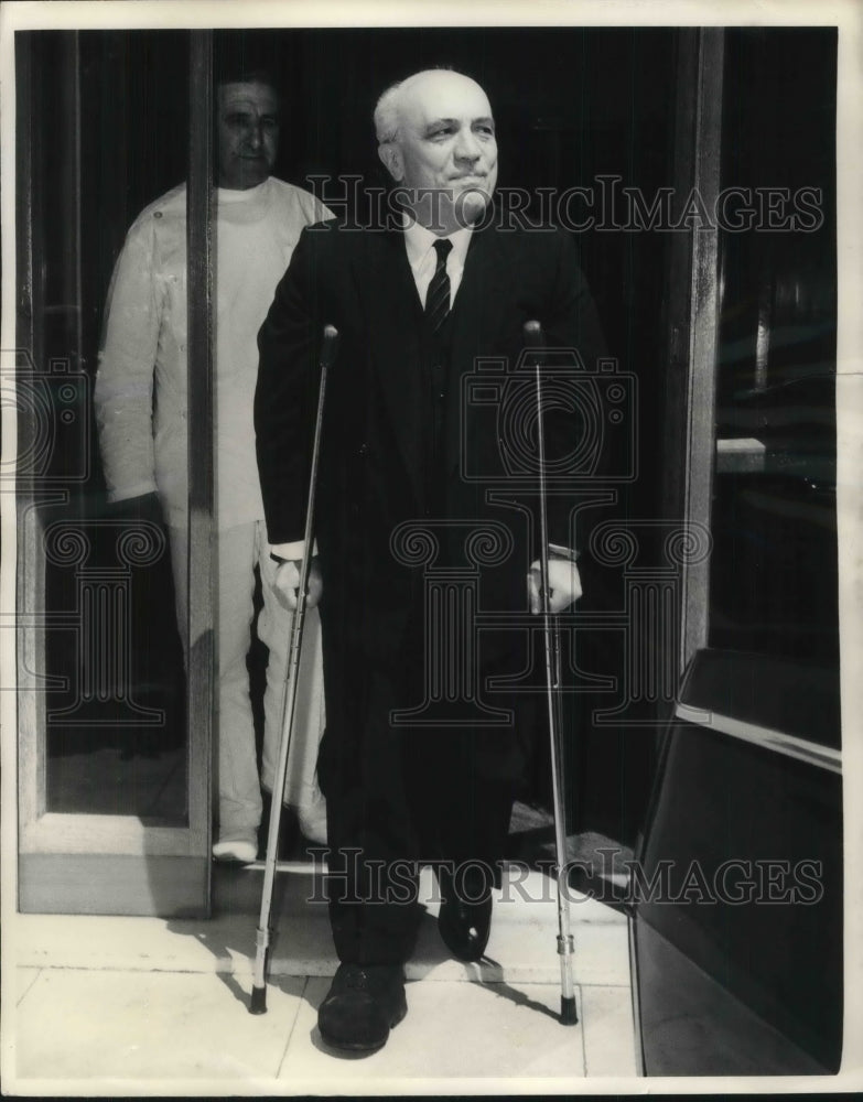 1968 Press Photo Italian Foreign Minister Amintore Fanfani Leaves Hospital-Historic Images