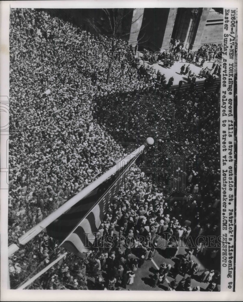 1948 Press Photo Crowd Filss Street At St. Patricks For Easter Message From Pope - Historic Images