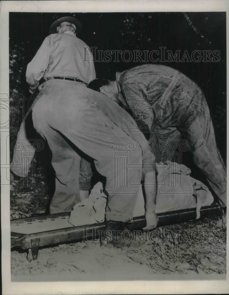 1946 Workers Remove Body Of Unidentified Middle Aged Woman - Historic Images