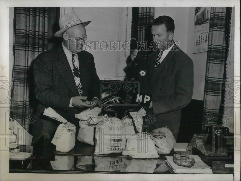 1945 LA, Calif. Capt PF Kunon of Sheriffs Bureau &amp; Det Lt R Murdock - Historic Images