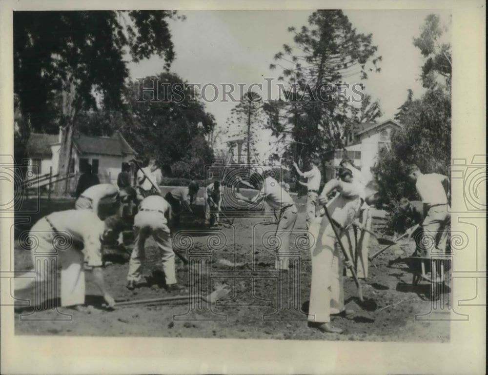 1932 Press Photo Group of Students Expiating for Misdeeds at Stanford University - Historic Images