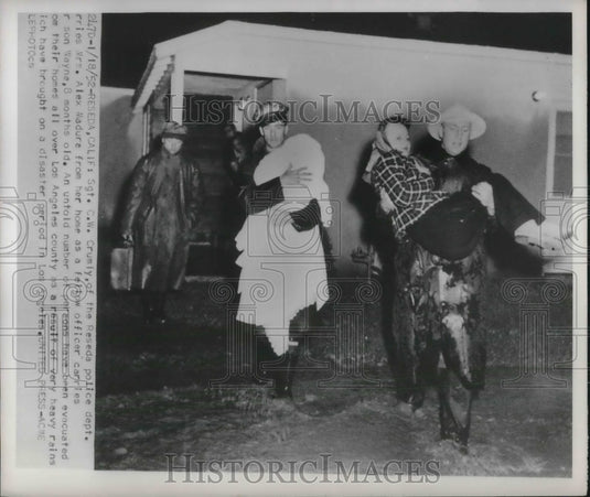 1952 Press Photo Reseda, Calif. Sgt CW Crumly rescues Mrs A Madura from floods-Historic Images
