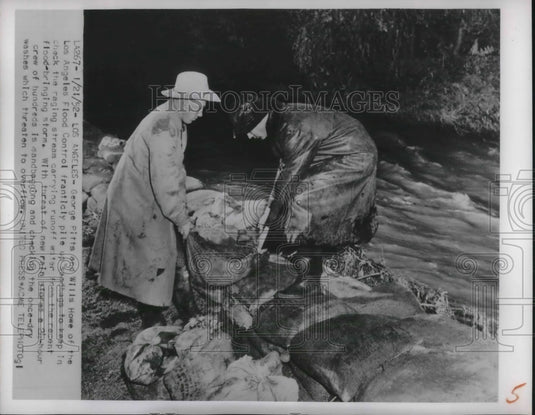 1952 LA, Calif. Geo Pitts & Wills Howe sandbagging vs floodwaters - Historic Images