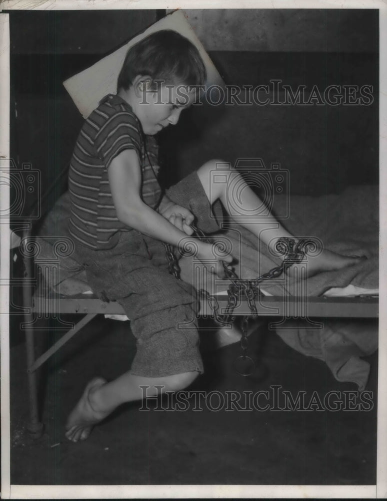 1939 Press Photo LA, Calif. Georgi Woods. age 8 demonstrates how he was chained - Historic Images