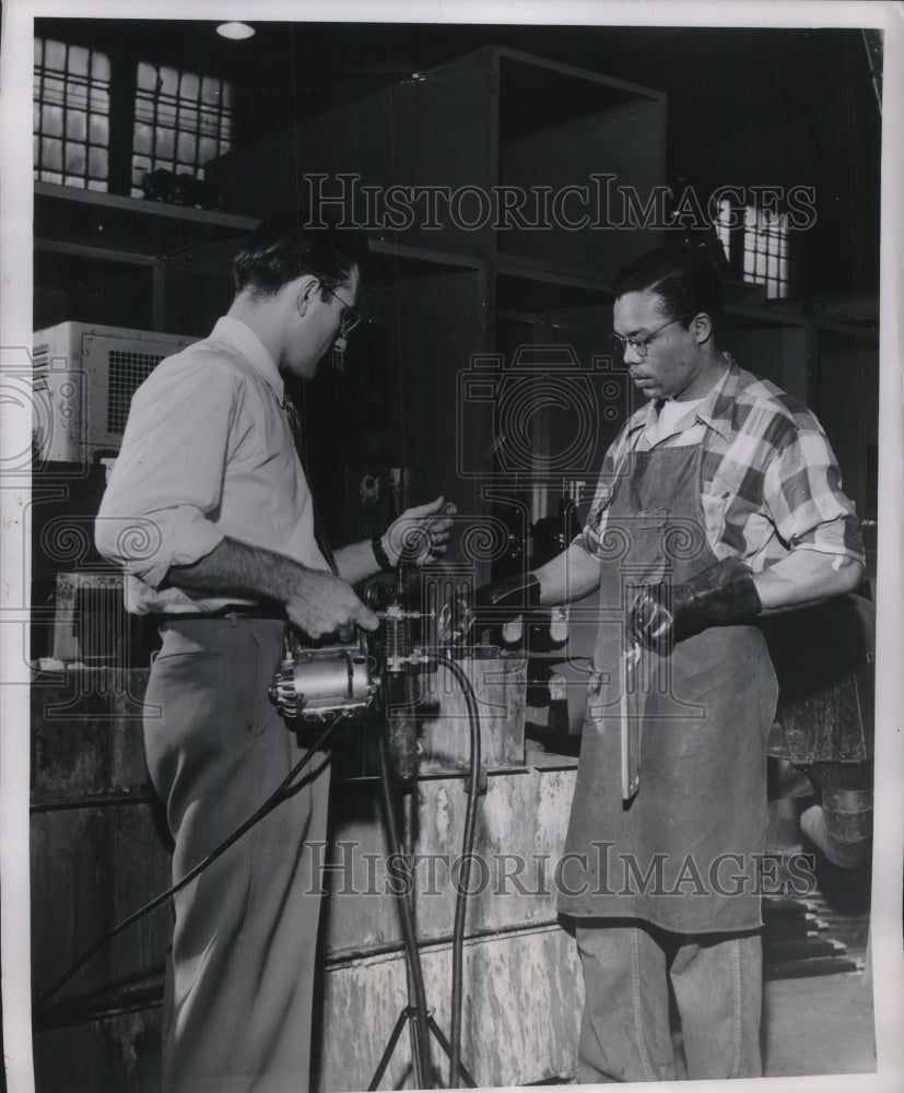 1953 Press Photo Westinghouse Electric staff check for toxicity with Impinger - Historic Images