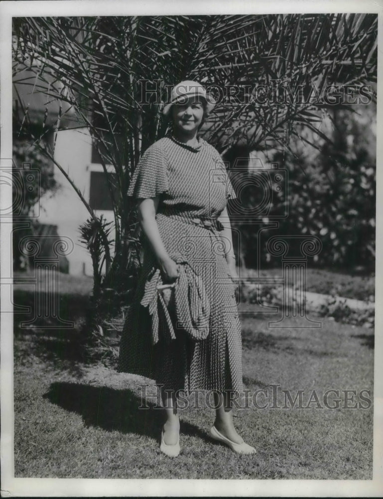 1933 Press Photo Mrs. Perry Wurst enjoying the Flamingo Hotel ,Miami-Historic Images