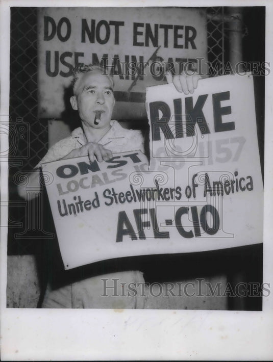 1956 Press Photo Steelworker Frank Phillips Tearing Up Picket Sign Republic Stee-Historic Images
