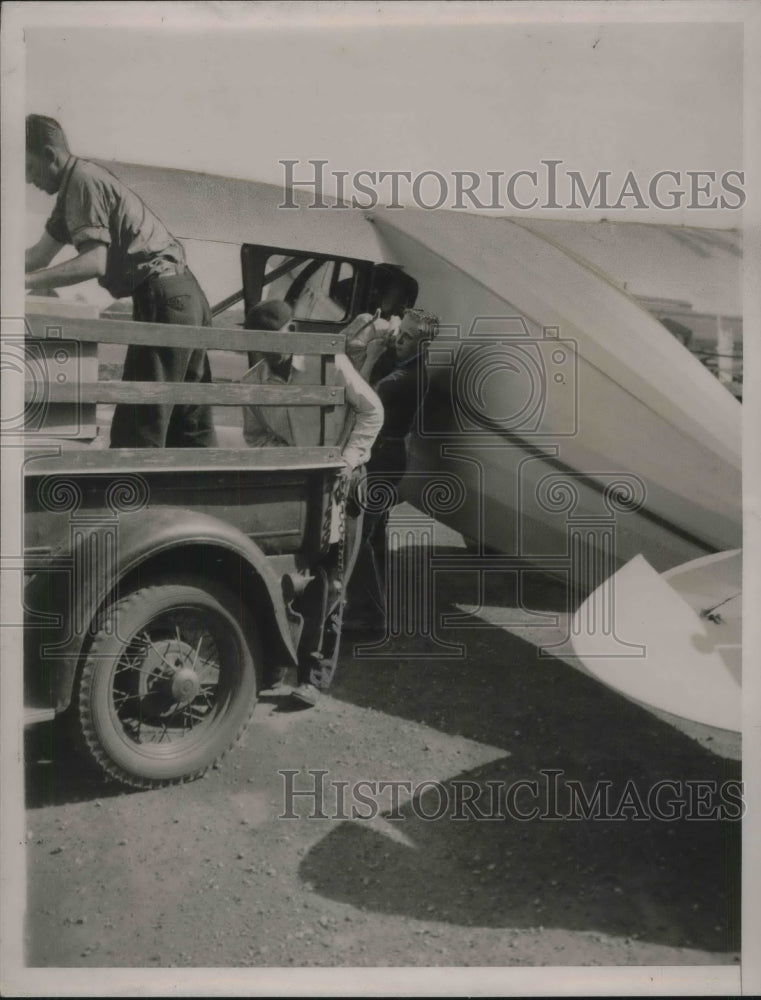 1937 Press Photo Food Being Unloaded From Plane Onto Truck Military - Historic Images