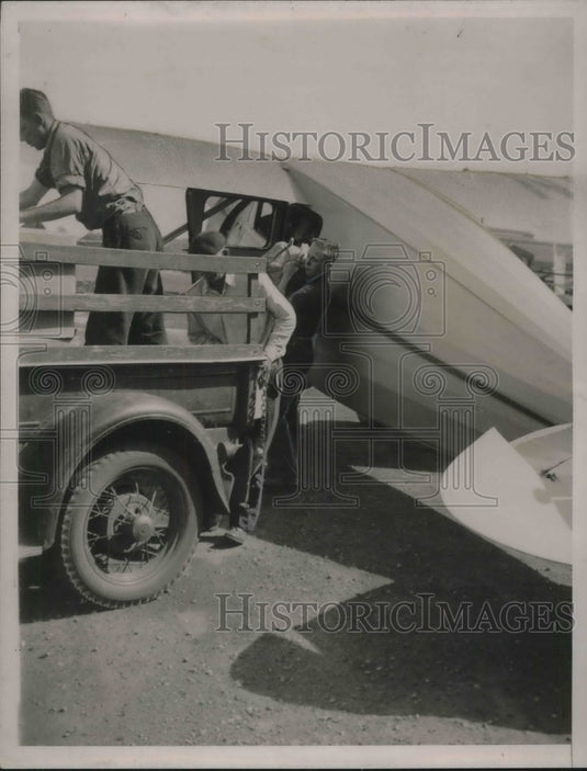 1937 Press Photo Food Being Unloaded From Plane Onto Truck Military - Historic Images