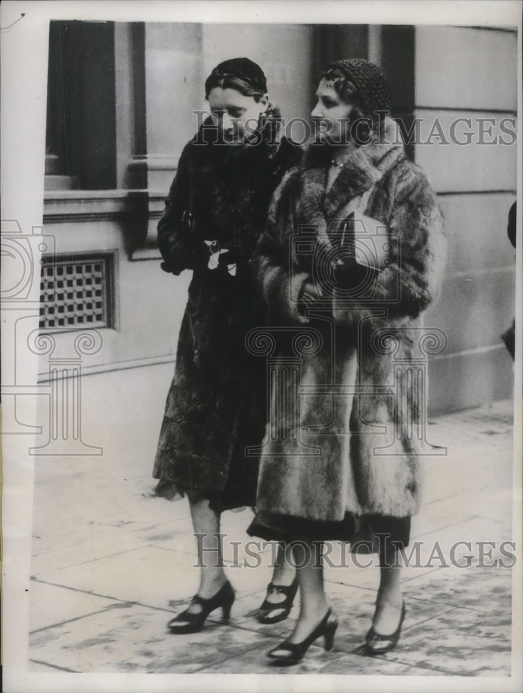 1933 Press Photo Mrs Dagmar Bergolz Defendant Leaving Court with Companion - Historic Images