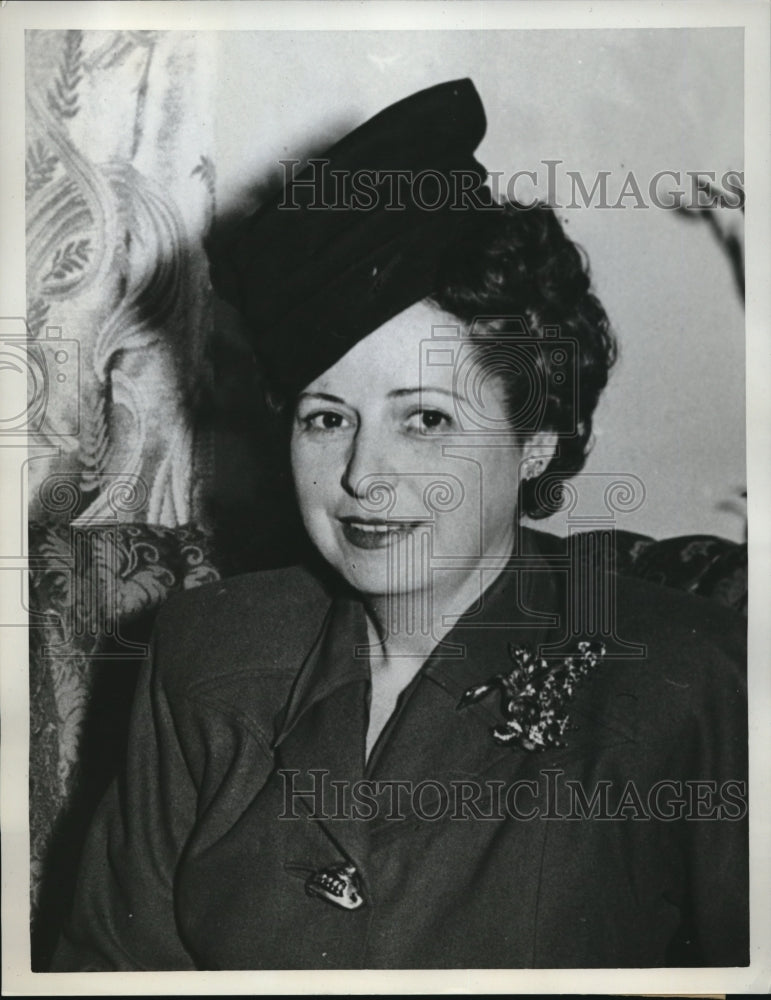 1945 Press Photo Mrs. Ruby Dickey Babtges Claims Millions in suit - Historic Images