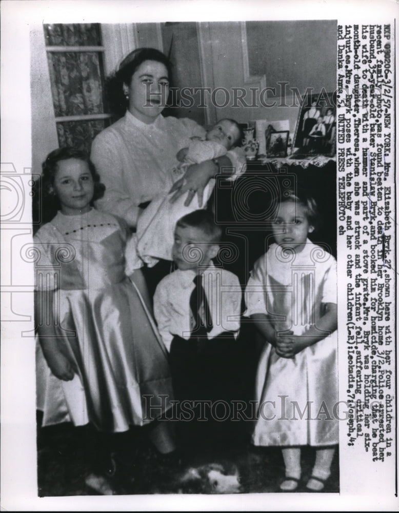 1957 Family shown prior to mothers murder in New York - Historic Images