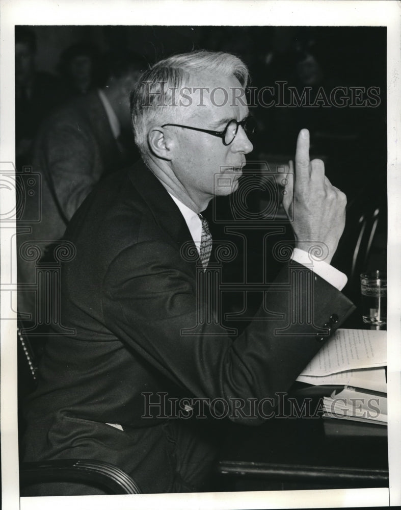 1941 Editor shown testifying before senate committee - Historic Images