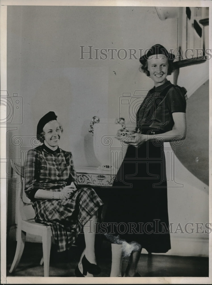 Press Photo Senior students Billie Pels at Sweetbriar and Kay Coorsen at Smith - Historic Images