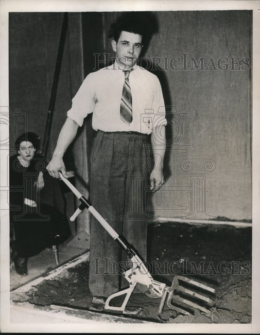 1937 Press Photo Automatic Spead designed to help home gardeners - Historic Images