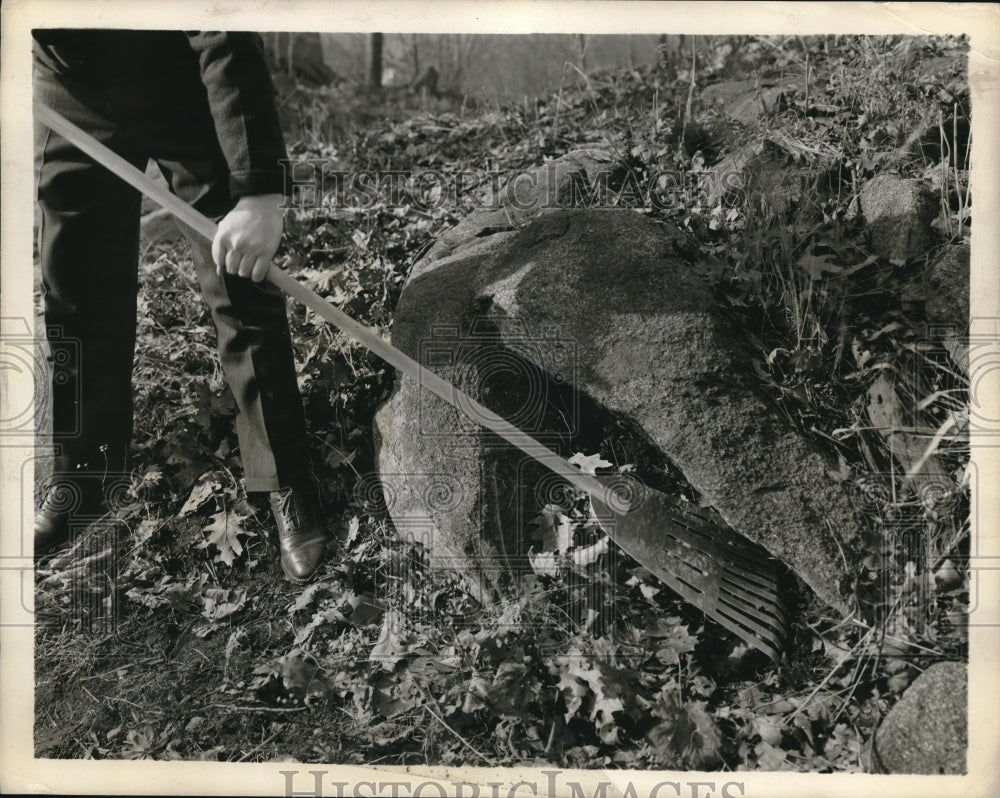 1947 Press Photo Aluminum Broom Rake Weighs Less than Broom-Historic Images