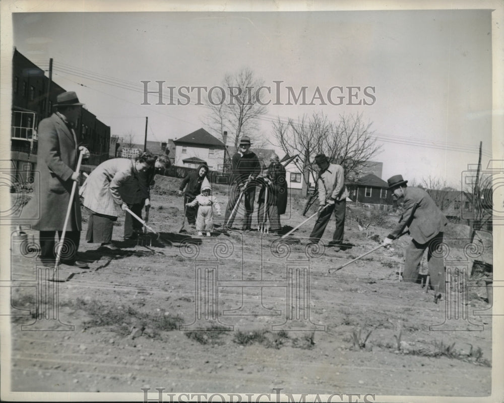 1943 Press Photo 11 Gardeners Led by Mr Abbo Ostrowsky Turned Lot into Garden - Historic Images