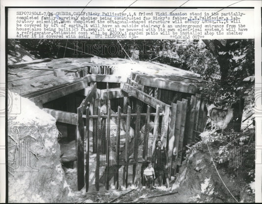 1960 Press Photo Ricky Pellisier & Vicki Hassion stand in front survival shelter - Historic Images