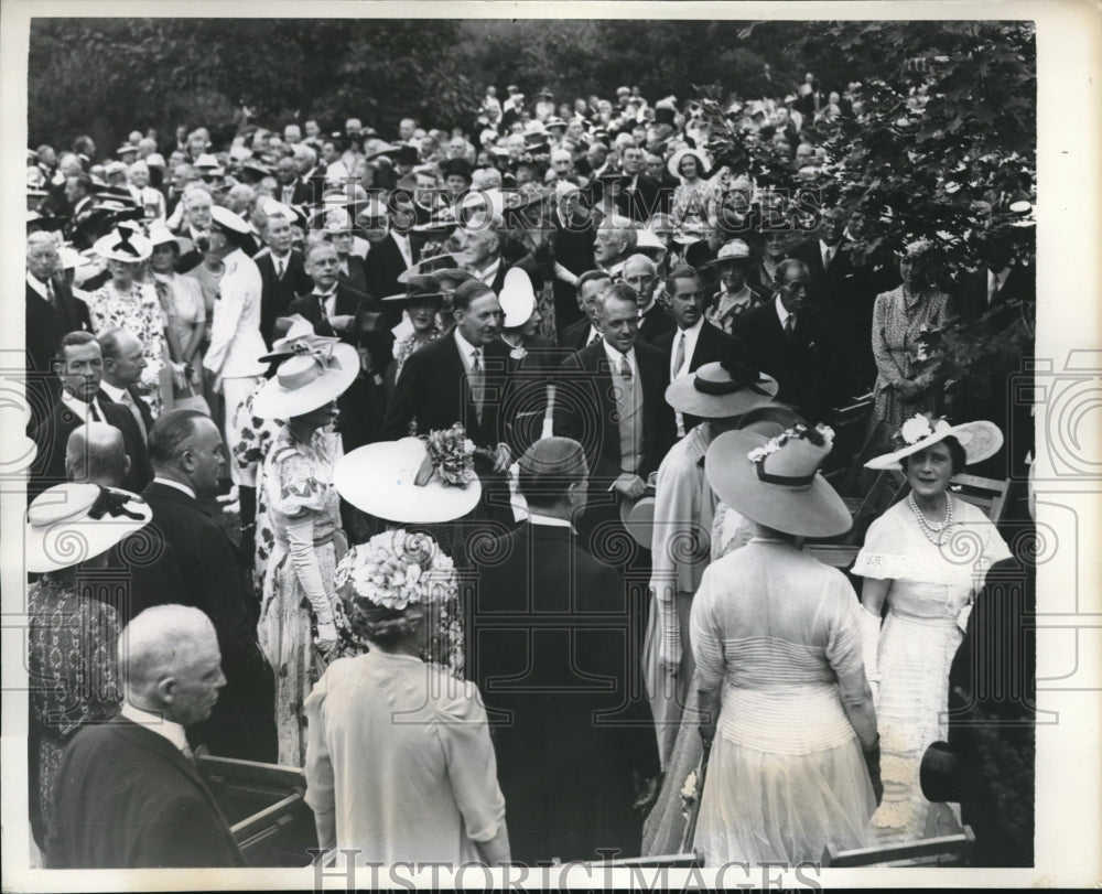 1939 Press Photo Queen Elizabeth at the British Embassy in Washington DC - Historic Images