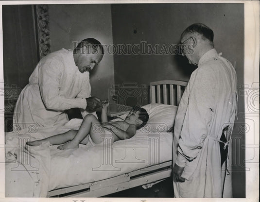 1946 Press Photo Dr Phillip Stimson Polio Specialist & Bernard Schlagel Age 3 - Historic Images