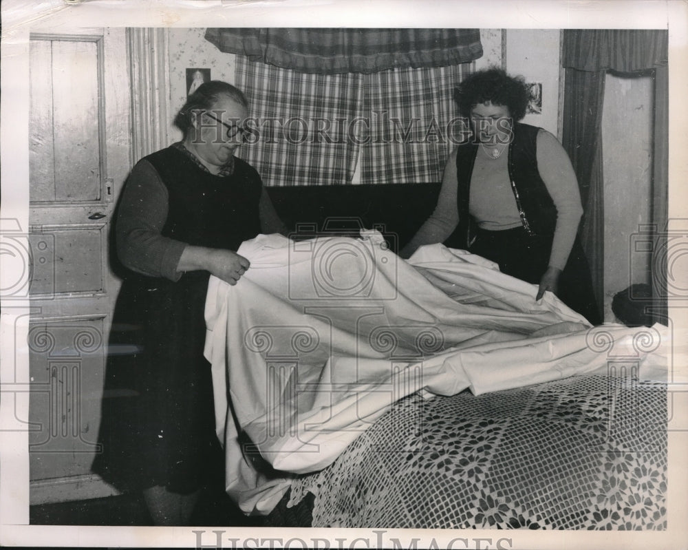 1948 Press Photo Mrs Armand Collard &amp; Daughter Hortense with New Sheets - Historic Images