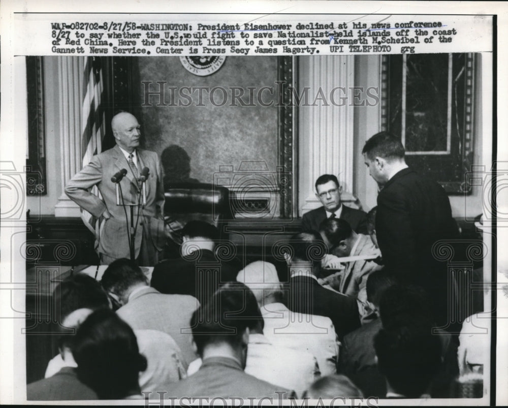 1958 Press Photo Pres. Eisenhower Declines to Answer Question at Conference - Historic Images