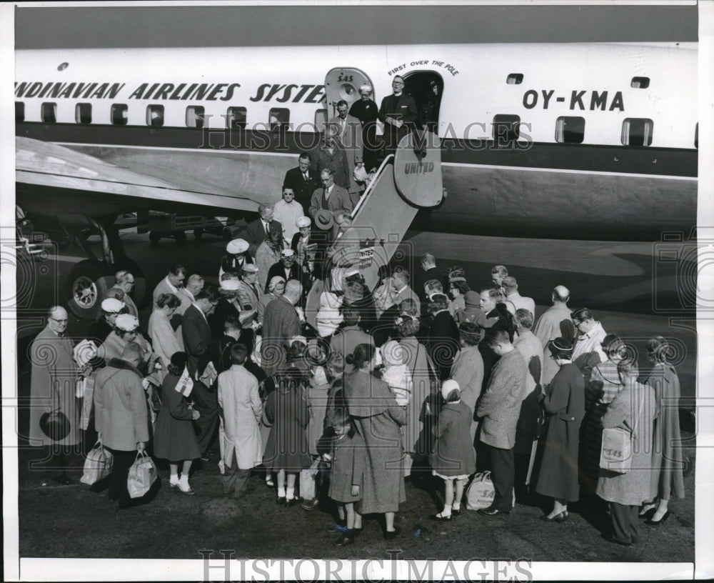 1957 Press Photo Ragnar Benson and Relatives Return from Holiday in Sweden - Historic Images