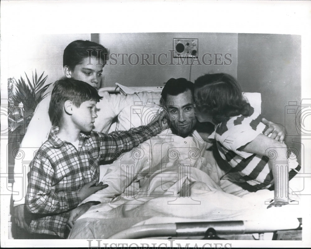 Press Photo Incurable Cancer Patient Frank Boyett&#39;s Children Say Goodbye-Historic Images