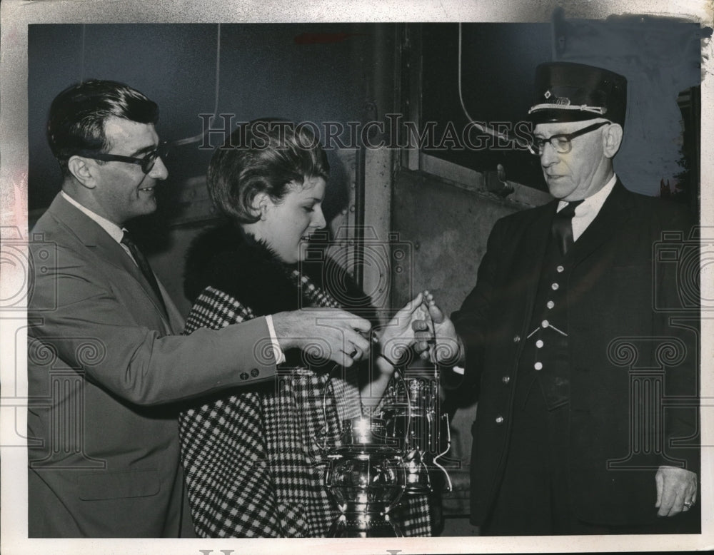 1967 Press Photo Virgil M McGuffin Erie Railroad Employee Conductor-Historic Images